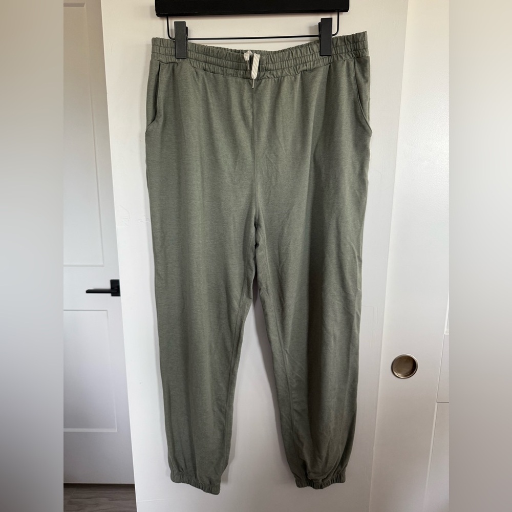 Vuori Boyfriend Jogger Size Large